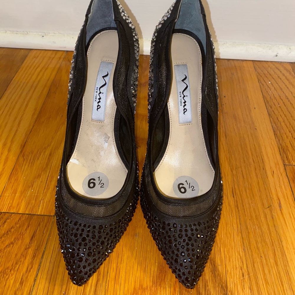 Black pumps